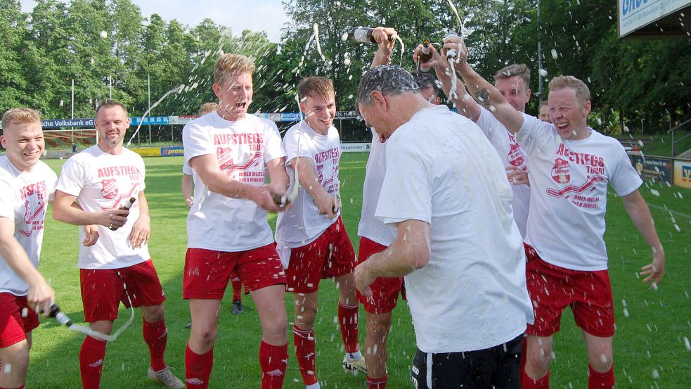 Die Bierduschen für Ihrhoves Meistertrainer Thomas Priet durften nicht fehlen. Foto: Reemts
