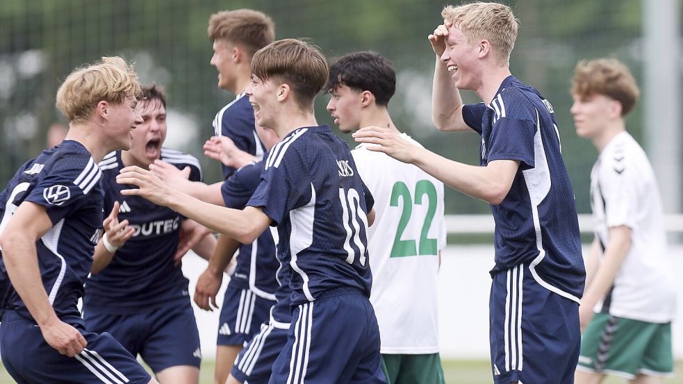 Die Emder A-Junioren durften am Sonnabend vier Tore und die fast perfekt gemachte Meisterschaft bejubeln. Im letzten Saisonspiel wurde Titelkonkurrent VfL Oldenburg mit 4:0 besiegt. Fotos: Doden, Emden