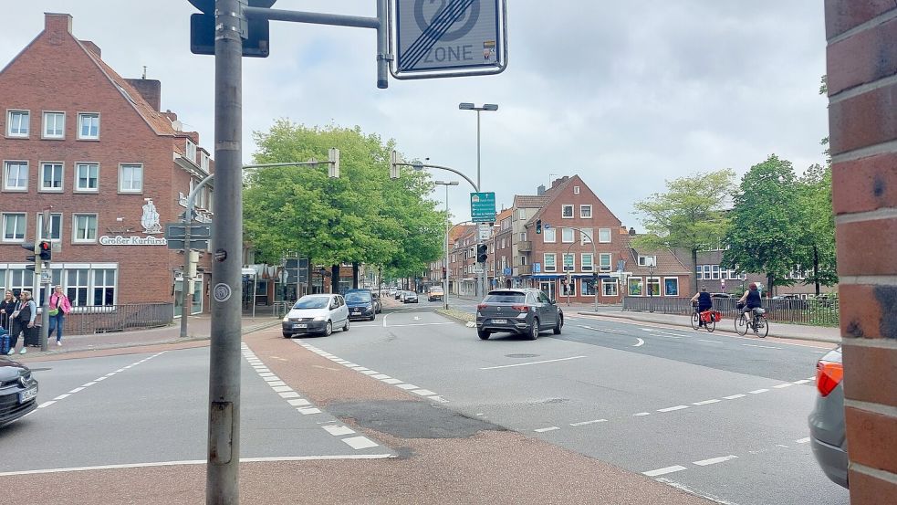 Nicht schön, aber zumindest rumpelt es nicht mehr so: Auf dem Fahrradstreifen beziehungsweise der Abbiegespur vom Agterum in die Neutorstraße wurde ein Schlagloch aufgefüllt. Foto: Hanssen