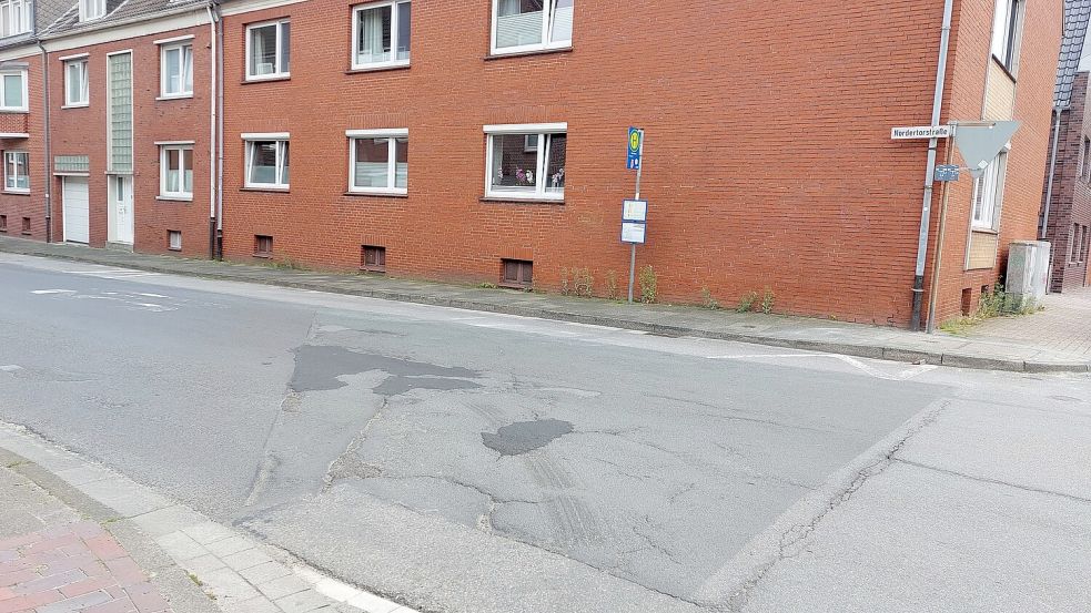 Schlaglöcher gibt es in vielen Straßen in Emden. Einige bei der Nordertorstraße wurden aufgefüllt. Foto: Hanssen