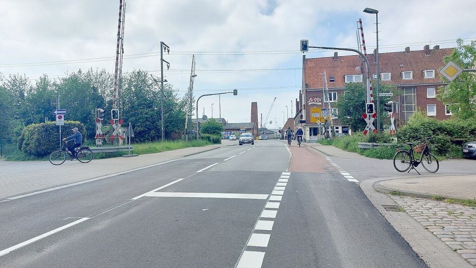 Die Deutsche Bahn wollte eigentlich den Bahnübergang an der Nesserlander Straße sanieren. Doch die Arbeiten verschieben sich. Die Stadt Emden hat daher bereits die Straße im Abschnitt neu asphaltiert. Foto: Hanssen