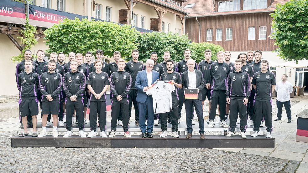 Bundespräsident Frank-Walter Steinmeier (Mitte, u.) besuchte vergangene Woche die Nationalmannschaft in ihrem Teamhotel in Thüringen. Foto: JESCO DENZEL