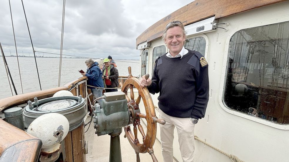 Kapitän und Miteigner der "Gulden Leeuw" ist Robert Postuma. Er äußert sich begeistert über den ersten Aufenthalt seines Segelschiffes in Emden. Foto: Hock