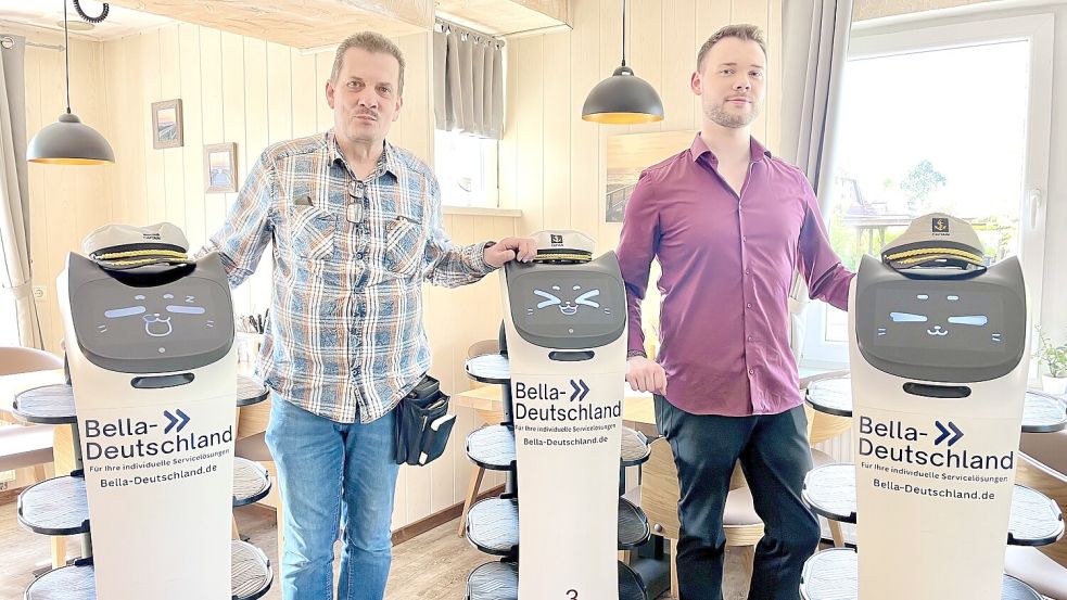 Manfred Kannegießer (links) mit seinen drei elektronischen und einem menschlichen Mitarbeiter. Foto: Budde
