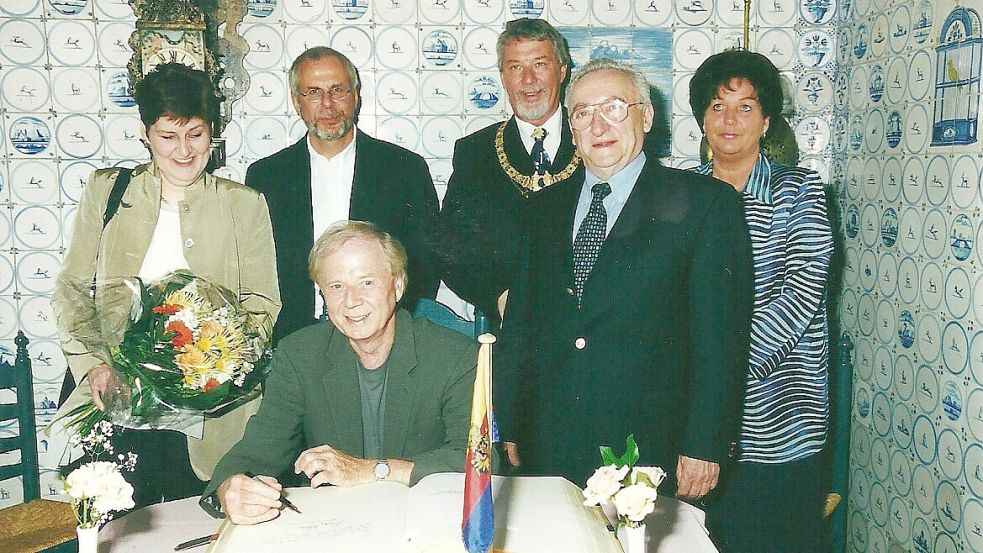 Im Juni 2001 trug sich Regisseur Wolfgang Petersen in Gegenwart des damaligen Oberbürgermeisters Alwin Brinkmann (mit Amtskette), dessen Frau Doris Brinkmann (rechts) und weiteren Gästen in das Goldene Buch der Stadt Emden ein. Foto: Privat/Archiv