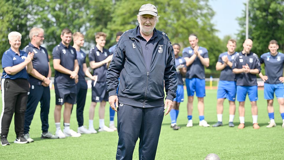 Am letzten Landesliga-Spieltag am Sonnabend bedankte sich der TuS Esens bei Heiko Feddermann für dessen außergewöhnliches Engagement. Foto: Doden, Blomberg