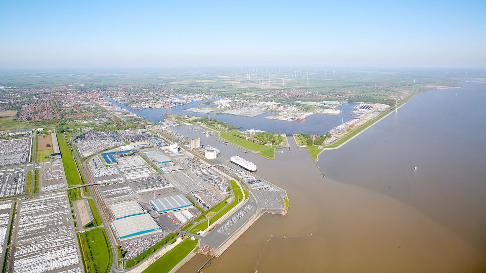 Der Emder Hafen ist entscheidend für die Energiewende in Deutschland. Foto: Tobias Bruns/Archiv