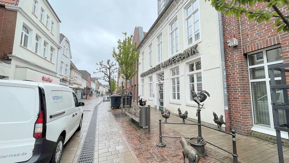 Die OLB hatte sich aus Aurich zurückgezogen, das Bankgebäude ist mittlerweile verkauft. Foto: Boschbach