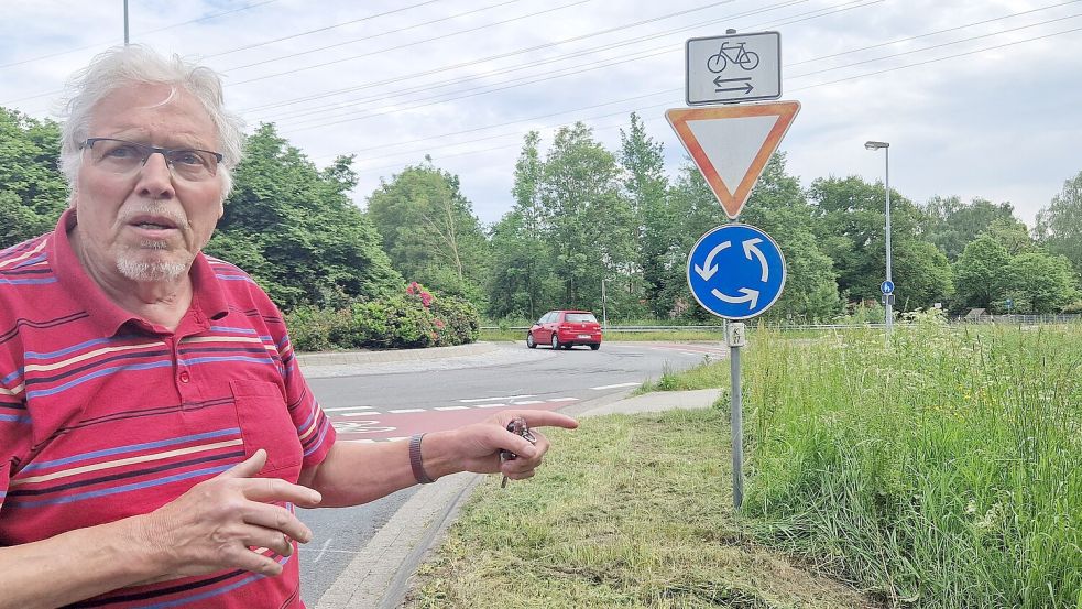 Stapelmoors Ortsvorsteher Bernhard Siemons fordert nach dem tödlichen Fahrradunfall am Kreisel in Stapelmoor eine Änderung der Beschilderung. Foto: Gettkowski