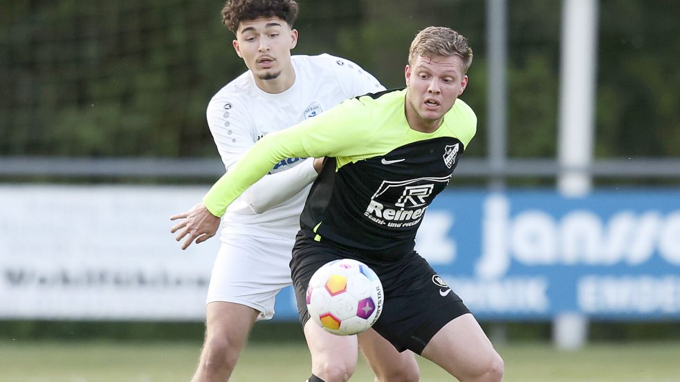 Lasse Härtel (vorne) wird heute letztmals für Grün-Weiß Firrel auflaufen. Der langjährige GW-Spieler will sich mit dem Pokalsieg verabschieden. Foto: Doden/Emden
