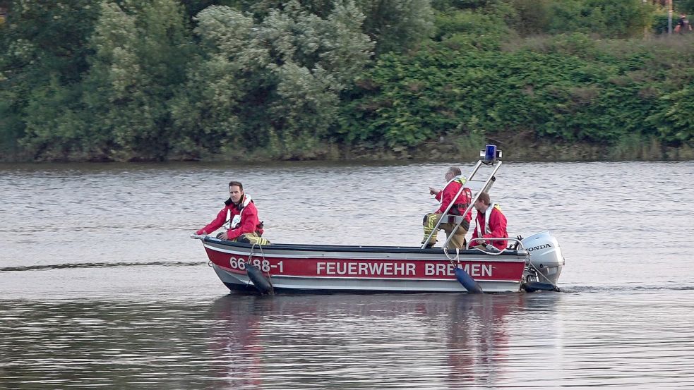 Die Retter suchten die Weser im Bereich des Weserstadions ab. Foto: NWM-TV