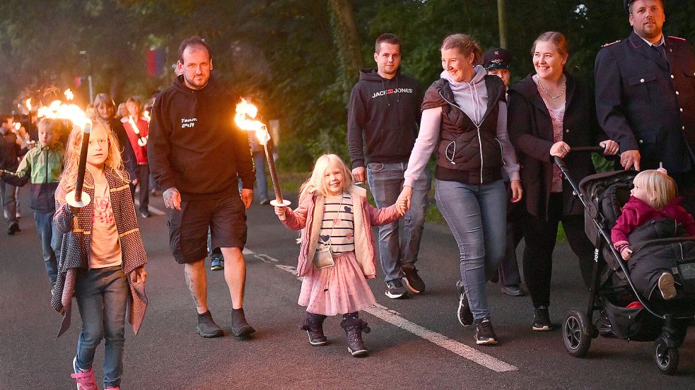 Mit einem Fackelzug für Familien ging es in Hatshausen am Freitagabend los. Foto: Stromann