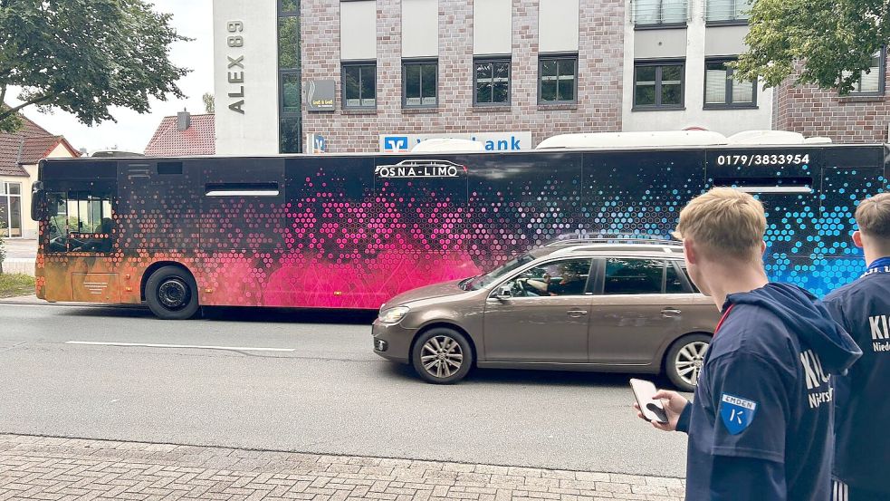 Dieser große Partybus sammelte die Emder Mannschaft in Oldenburg an der Alexanderstraße ein. Foto: Privat