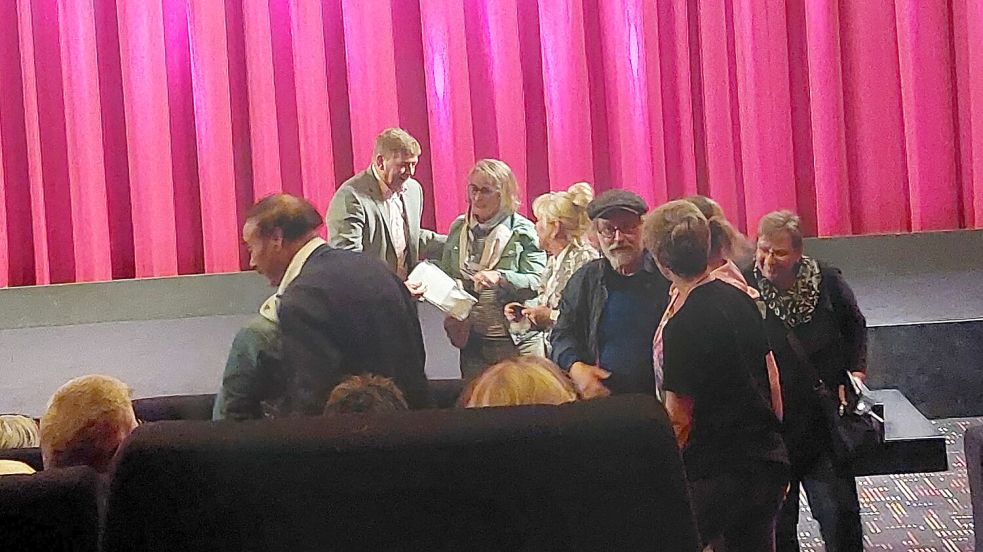 Klaus-Peter Wolf steht im Mittelpunkt im Kino-Saal. Foto: Hanssen