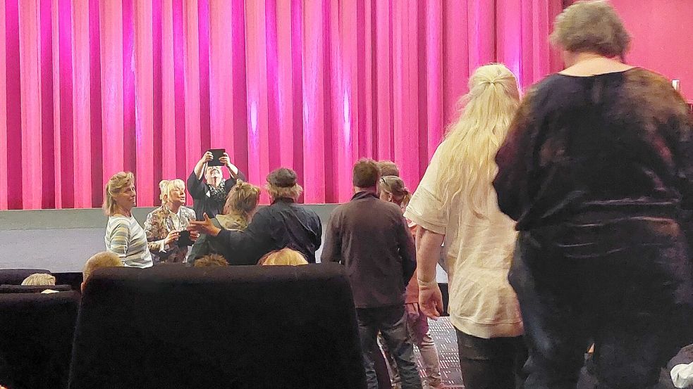Fans drängen sich um Autor Klaus-Peter Wolf. Foto: Hanssen