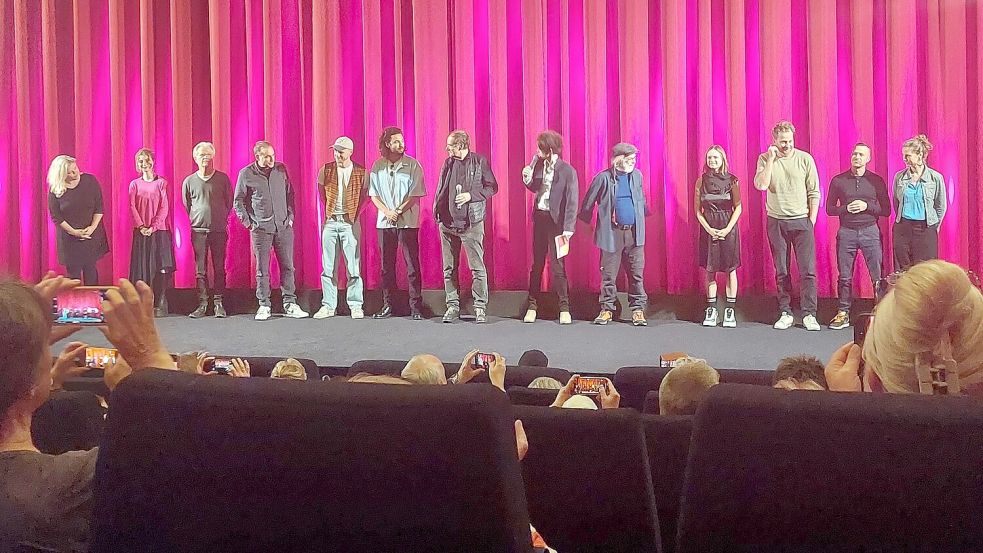 Das Team zum Film "Ostfriesennacht" und Autor Klaus-Peter Wolf (Fünfter von rechts) neben Moderator Keno Bergholz (links neben ihm). Foto: Hanssen