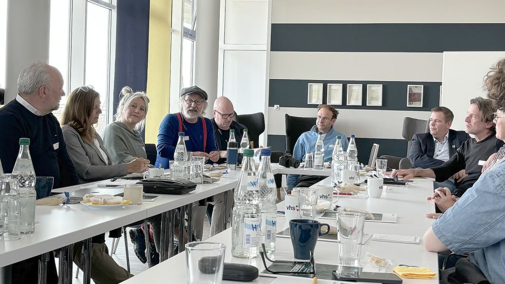 Offener Austausch: Beim Netzwerk-Treffen in der Emder VHS kamen unter anderem Filmemacher und Vertreter von Stadt und Tourismus zusammen. Foto: Weiden