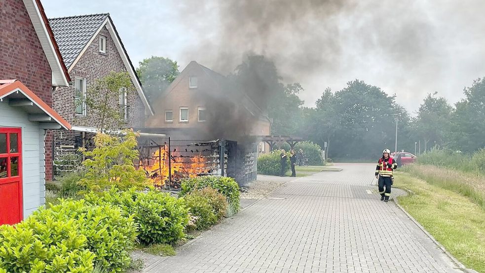 Als die Einsatzkräfte eintrafen, stand der Schuppen bereits in Vollbrand. Fotos: Ortsfeuerwehr Haxtum