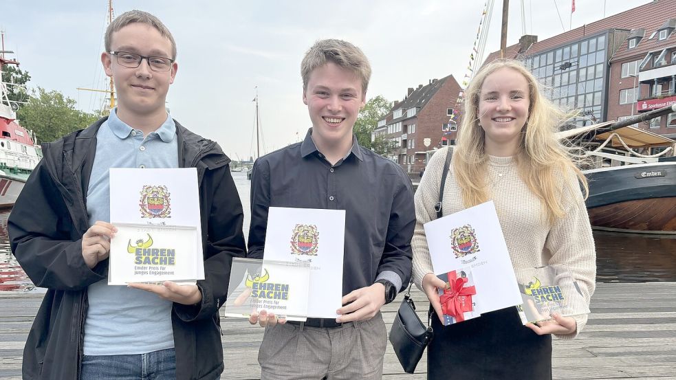 Reyk Janßen (von links), Malte Kröger-Vodde und Mia Bredebusch haben in diesem Jahr den Preis "Ehrensache" gewonnen. Foto: Hanssen
