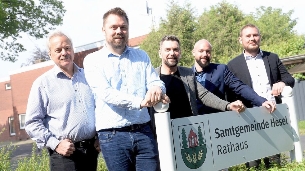 Die Wärmeplanung für die Samtgemeinde Hesel haben Samtgemeindebürgermeister Uwe Themann (von links), Erster Samtgemeinderat Joachim Duin, EWE-Netz-Regionalleiter Gerrit Pruss, EWE-Projektreferent Manuel Bründl und Klimamanager Michael Tunder vorgestellt. Foto: Lüppen