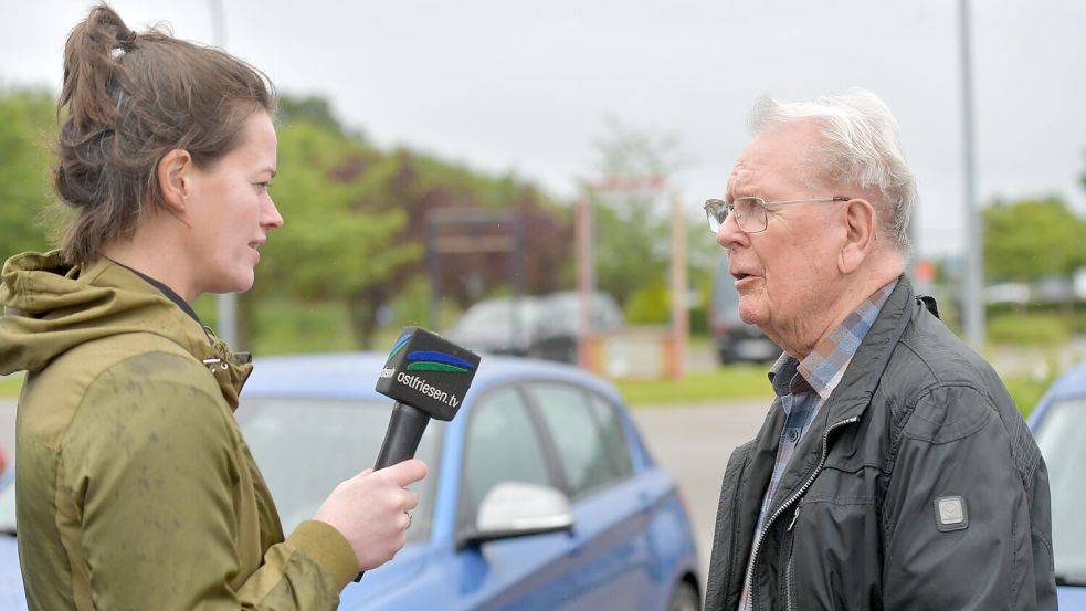Reporterin Rilana Kubassa (links) im Gespräch mit Hinrich Focken. Foto: Ortgies