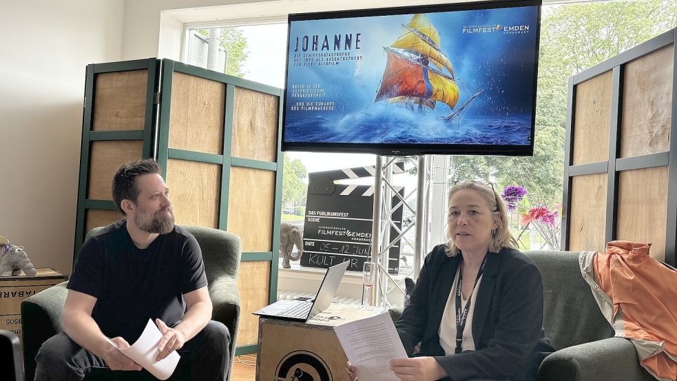 Regisseur Mark Monheim (links) wurde von Hilke Theessen zu seinem Film-Projekt zum Unglück des Auswandererschiffs „Johanne“ befragt. Foto: Hanssen