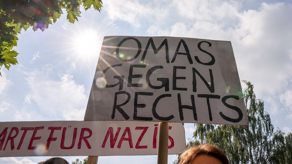Während Beatrix von Storch im angemieteten Ratssaal sprachen, wurde draußen protestiert. Foto: Hock