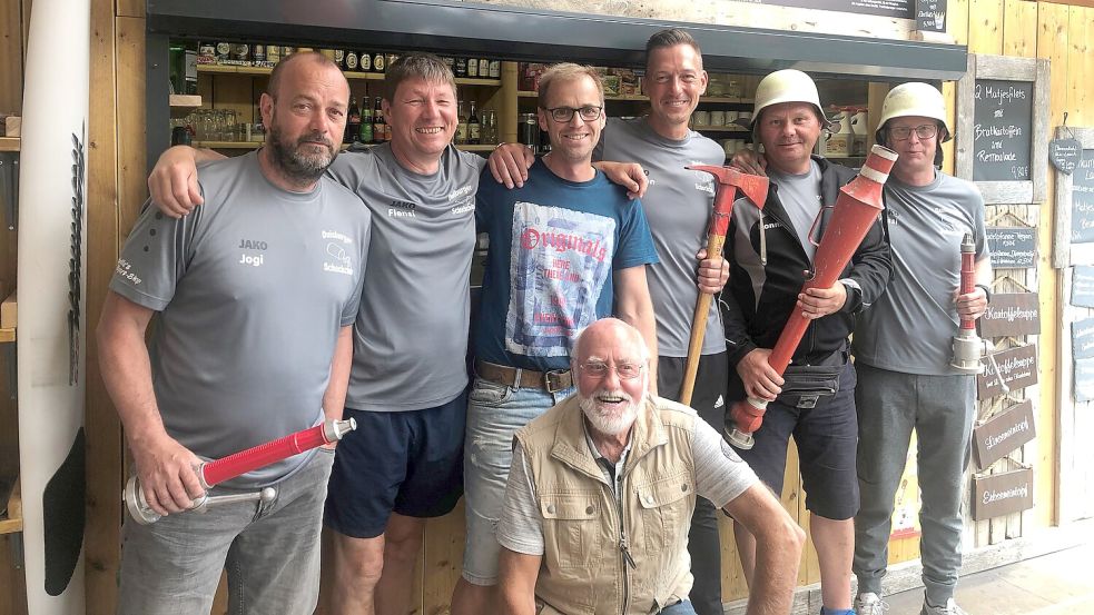 Best Buddys auf Borkum: Jörg „Jogi“ Böhm (von links), Michael „Flensi“ Eger, Klaas „Kloti“ van Raden (Betreiber „Dünenbudje“), Sascha „Langen“ Rogalla, Ronny „Ronman“ Eger, Dirk „Vossi“ Voss, unten kniend Johann „Joke“ Stamm, Vermieter und „persönlicher Inselführer“. Das Bild entstand während der Jubiläumstour 2019. Foto: privat