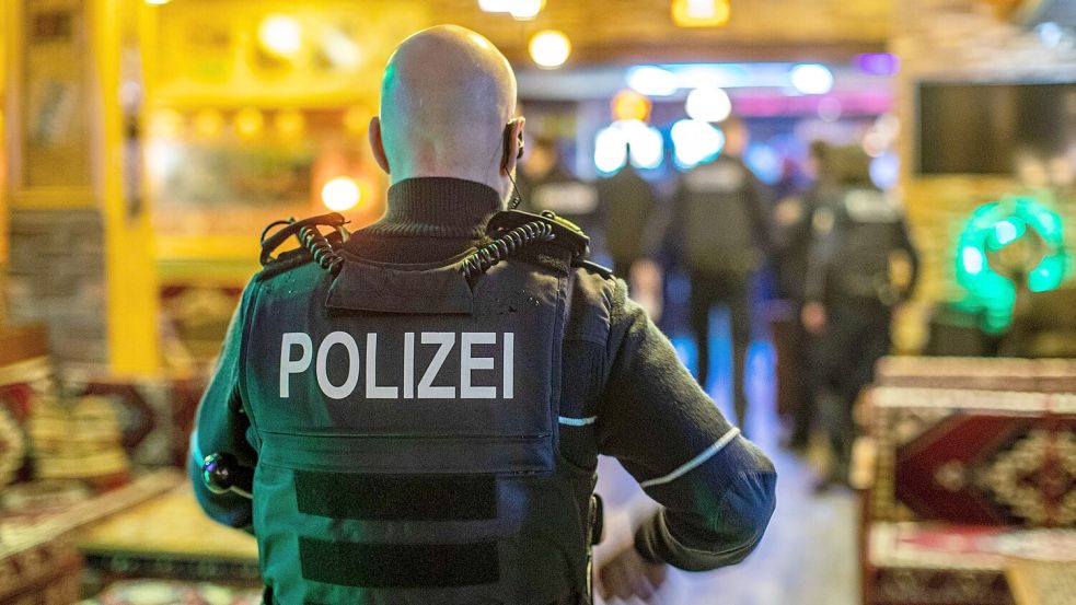 Auch Lokale, Kioske und Imbisse wurden bei einer Großkontrolle von Polizei, Ordnungsamt, Zoll und Finanzamt überprüft. Foto: imago images/Reichwein