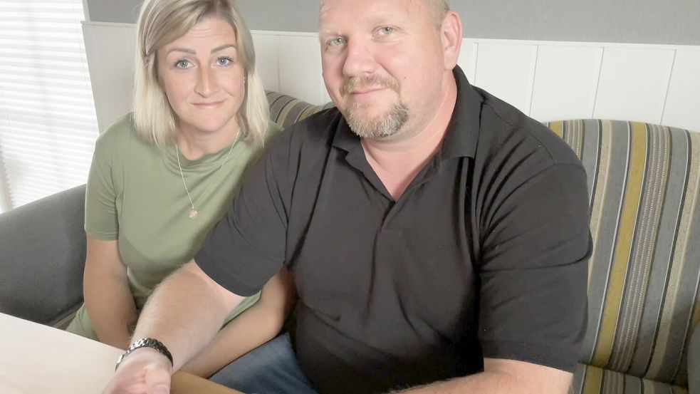 Nancy und Dominik Janßen wollen vor der Airline warnen. Foto: Nording