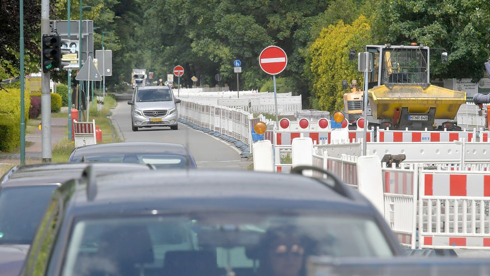 So sieht die aktuelle Sperrung in der Ortsdurchfahrt aus – dort kann nicht mehr in Richtung Aurich gefahren werden. Foto: Ortgies