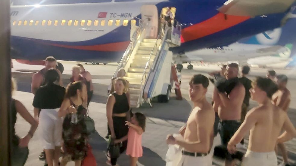 Völlig überhitzt stürmten die 270 Passagiere des Fluges aus Antalya wieder nach draußen. Foto: privat