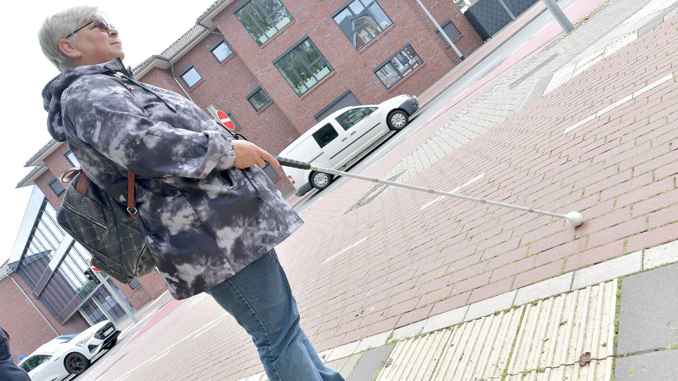 Petra Freimuth zeigt, dass die Markierung durch den Radweg unterbrochen ist. Für sie und viele andere Menschen mit Sehbehinderung eine Herausforderung.