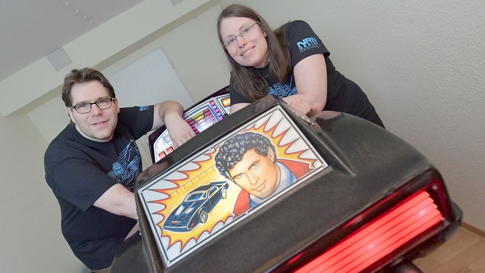 Jacqueline und Lars Groeneveld mit ihrer Kultkarre im Kleinformat: Sie bauen sich einen eigenen K.I.T.T. aus der TV-Serie „Knight Rider“. Foto: Ortgies