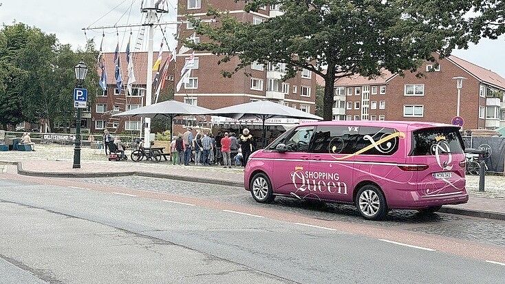 Der auffällige „Shopping Queen“-Bus parkte am Dienstag in Emden direkt am Hafentor. Foto: Weiden