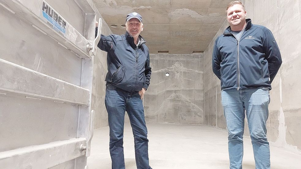 Gewähren einen seltenen Einblick ins Innere des neuen Wasserwerks: Axel Held (links) und Dennis Möller in einem der drei Reaktionsbecken. Foto: Ferber