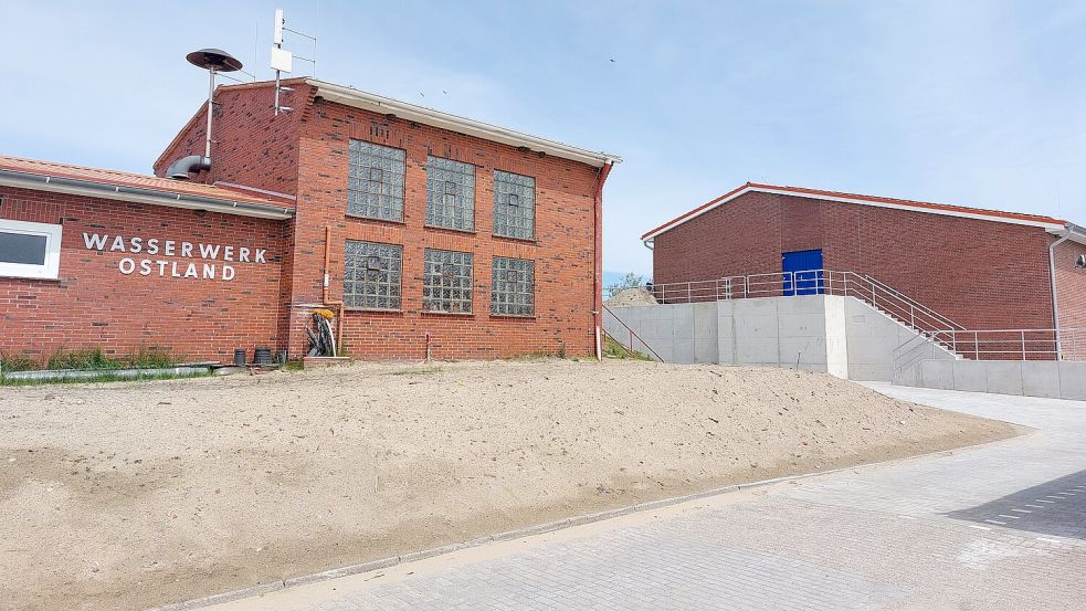 Direkt nebeneinander gelegen: das alte (vorne) und das neue Wasserwerk im Ostland. Foto: Ferber