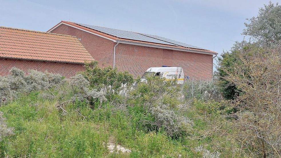 Die Photovoltaikanlage auf dem Dach des Neubaus ist bereits platziert, aber noch nicht in Betrieb. Foto: Ferber