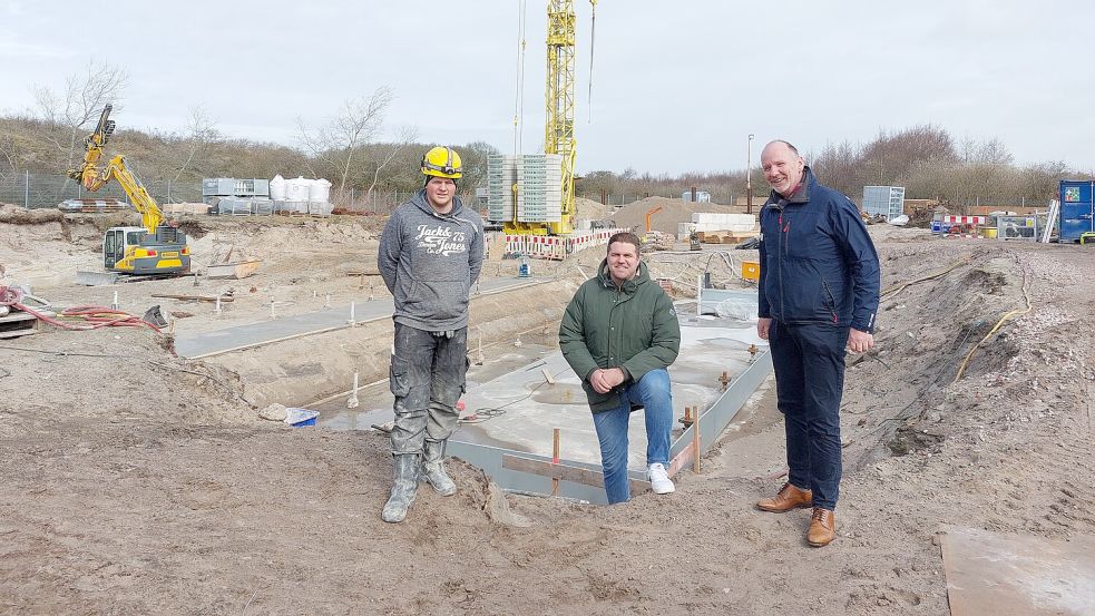 Noch ziemlich am Anfang: Luka Brömmer (stellvertretender Polier, von links), Dennis Möller und Stadtwerke-Direktor Axel Held bei einem Pressetermin auf der Baustelle im März 2023. Foto: Archiv/Ferber