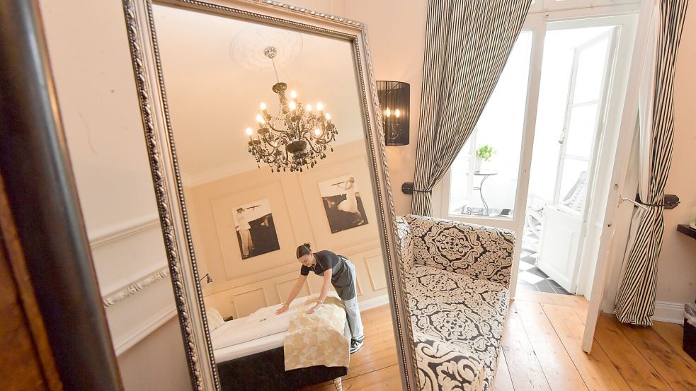 Melissa Gisbrecht sorgt im Hochzeitszimmer für Ordnung. Foto: Ortgies