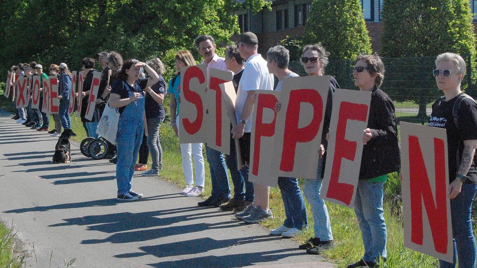 Eine Menschenkette bildet mit Pappschildern den Schriftzug "Tierexporte sofort stoppen".