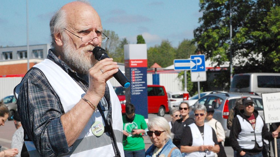 Mitorganisator Manfred Hagemann stimmt die Demonstranten mit einer Rede ein.