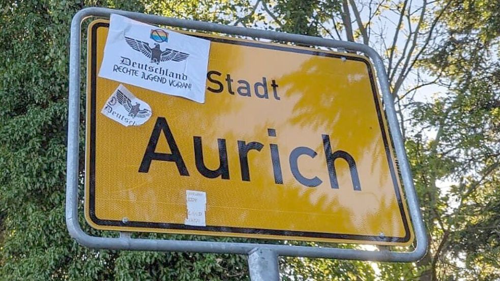 Aufkleber mit rechtsextremer Propaganda sind rund um die Blücher-Kaserne aufgetaucht.