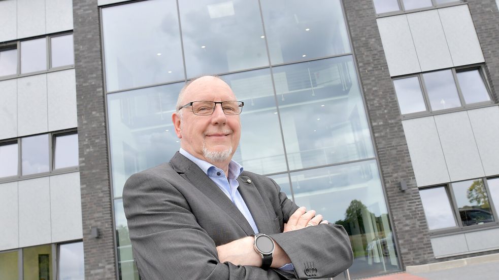 Mit verschränkten Armen präsentiert sich Dr. Ernst Krüger stolz vor der Fassade seines neuen Bürogebäudes. Fotos: Ortgies