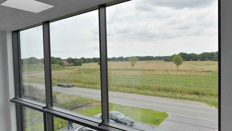 Die Fensterfronten suggerieren Weite und schaffen Nähe zur Natur.