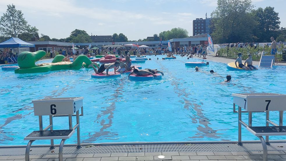 Bei der Eröffnungsparty wird zu launiger Musik im Schwimmerbecken gespielt und getobt.