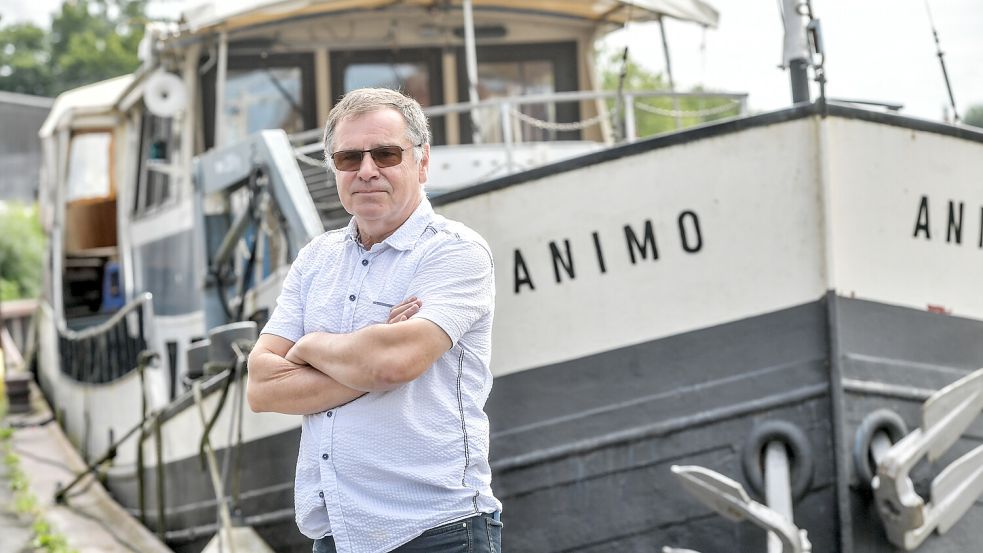 Warten im maritimen Umfeld. Gastronom Hilmar Bockhacker leitet das Lokal Hafen 55 in Weener. Foto: Ortgies