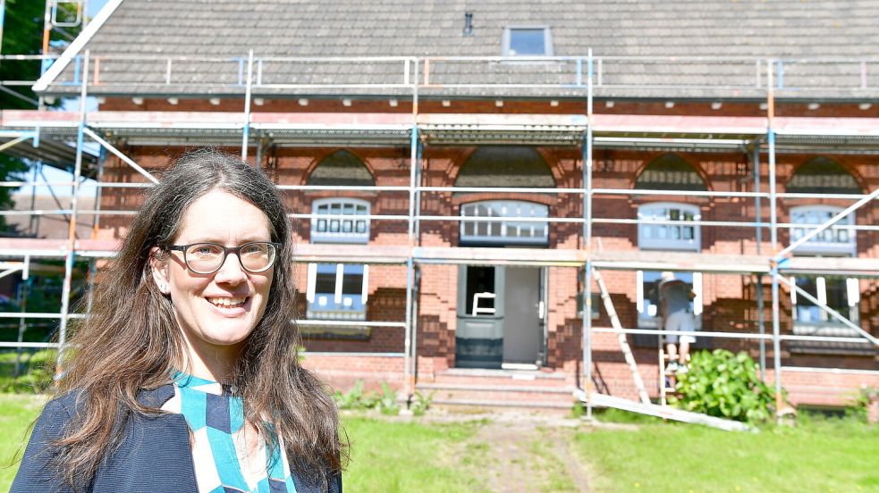 Maria Marwede ist Architektin und für die Sanierung des Pfarrhauses in Rysum zuständig. Foto: Wagenaar
