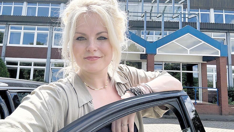 Angekommen: Vera Vogt hat die Umleitung getestet, um zum Verlagsgebäude in Logabirum zu kommen. Foto: Vogt