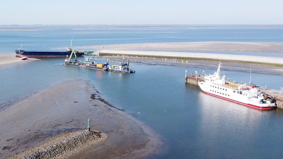 Der Frachter lag quer vor der Hafenzufahrt Wangerooge - an „Amanda“ kam keiner vorbei. Foto: Sascha Peter